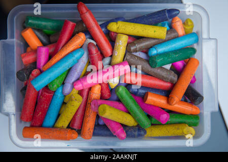 Matite colorate sul tavolo. Montessori legno color gamut . un pastello e carta foto sul tavolo, colorato tema sfondi, tema di disegno sfondi Foto Stock