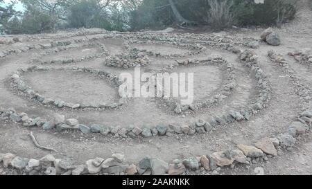 La magia delle pietre di hippies, mettere in un cerchio in vortici sciamanici, effetto domino creato con la terra e massi per i rituali di Ibiza in Spagna Foto Stock