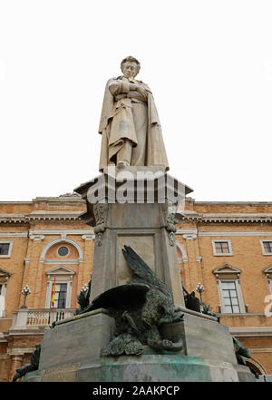 Recanati, MC, Italia - 2 novembre 19: Statua di Giacomo Leopardi un italiano poeta e scrittore nella piazza principale Foto Stock