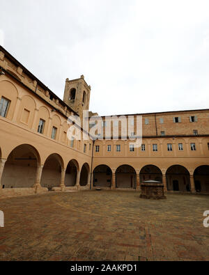 Recanati, MC, Italia - 2 novembre 19: Sant Agostino Convento e la torre della poesia Passero Solitario che significa solo Passero del poeta italiano Leop Foto Stock