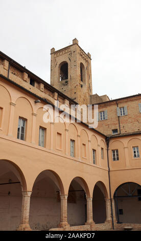 Recanati, MC, Italia - 2 novembre 19: Chiesa di Sant'Agostino e la famosa torre della poesia Passero Solitario che significa passero solitario di Leopardi G Foto Stock