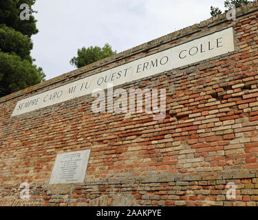 Recanati, MC, Italia - 2 novembre 19: il famoso muro del poeta Giacomo Leopardi con il testo della sua poesia che significa Sempre caro mi fu questo sistema di montaggio a parete Foto Stock