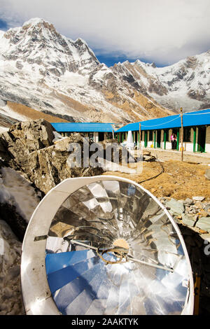 Un fornello solare per la cottura del pane a Annapurna Base Camp, Himalaya, Nepal. Foto Stock