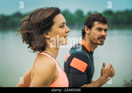 Esercizio dal fiume con personal trainer. Foto Stock