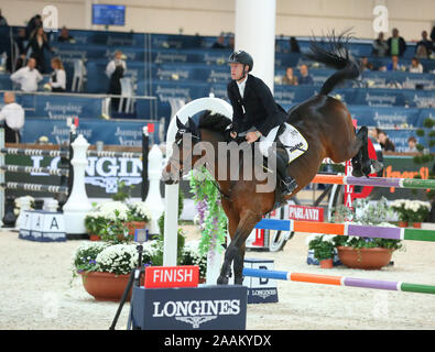 VERONA, Italia - NOV 09: Marcus Ehning per la Germania che si fanno concorrenza a livello franco Tucci, durante l'evento Longines FEI Jumping World Cup 2019 a Verona Foto Stock