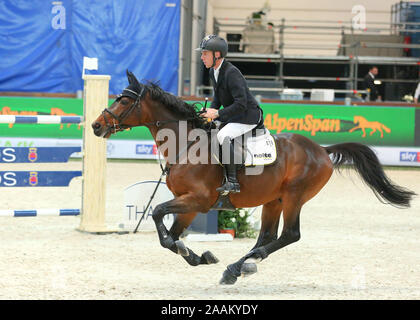 VERONA, Italia - NOV 09: Marcus Ehning per la Germania che si fanno concorrenza a livello franco Tucci, durante l'evento Longines FEI Jumping World Cup 2019 a Verona Foto Stock