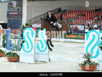 VERONA, Italia - NOV 09: Marcus Ehning per la Germania che si fanno concorrenza a livello franco Tucci, durante l'evento Longines FEI Jumping World Cup 2019 a Verona Foto Stock