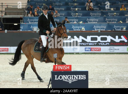 VERONA, Italia - NOV 09: Peder Fredricson per la Svezia che si fanno concorrenza a livello franco Tucci, durante l'evento Longines FEI Jumping World Cup 2019 a Verona Foto Stock