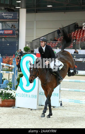 VERONA, Italia - NOV 09: Marcus Ehning per la Germania che si fanno concorrenza a livello franco Tucci, durante l'evento Longines FEI Jumping World Cup 2019 a Verona Foto Stock