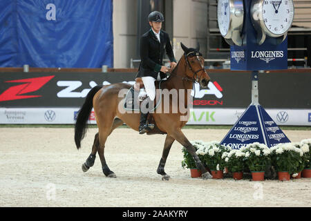 VERONA, Italia - NOV 09: Peder Fredricson per la Svezia che si fanno concorrenza a livello franco Tucci, durante l'evento Longines FEI Jumping World Cup 2019 a Verona Foto Stock