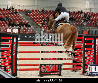 VERONA, Italia - NOV 09: Pieter Devos per il Belgio si fanno concorrenza a livello franco Tucci, durante l'evento Longines FEI Jumping World Cup 2019 a Verona Foto Stock