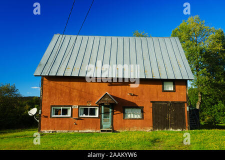 Vecchio e storto casa rurale con un tetto metallico, Isola di stagno, Vermont, USA. Foto Stock