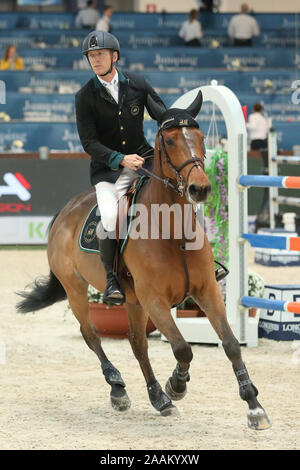 VERONA, Italia - NOV 09: Peder Fredricson per la Svezia che si fanno concorrenza a livello franco Tucci, durante l'evento Longines FEI Jumping World Cup 2019 a Verona Foto Stock