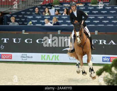 VERONA, Italia - NOV 09: Pieter Devos per il Belgio si fanno concorrenza a livello franco Tucci, durante l'evento Longines FEI Jumping World Cup 2019 a Verona Foto Stock