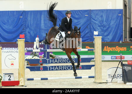 VERONA, Italia - NOV 09: Marcus Ehning per la Germania che si fanno concorrenza a livello franco Tucci, durante l'evento Longines FEI Jumping World Cup 2019 a Verona Foto Stock