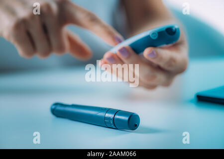 Della glicemia con glucometro portatile. Foto Stock
