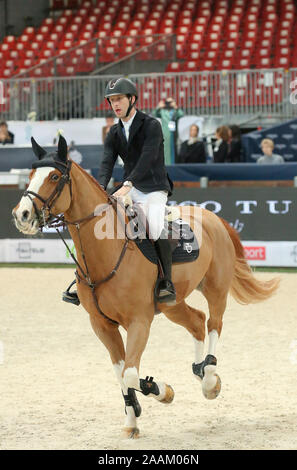 VERONA, Italia - NOV 09: Pieter Devos per il Belgio si fanno concorrenza a livello franco Tucci, durante l'evento Longines FEI Jumping World Cup 2019 a Verona Foto Stock