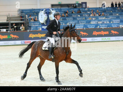 VERONA, Italia - NOV 09: Marcus Ehning per la Germania che si fanno concorrenza a livello franco Tucci, durante l'evento Longines FEI Jumping World Cup 2019 a Verona Foto Stock