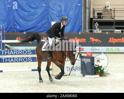 VERONA, Italia - NOV 09: Marcus Ehning per la Germania che si fanno concorrenza a livello franco Tucci, durante l'evento Longines FEI Jumping World Cup 2019 a Verona Foto Stock