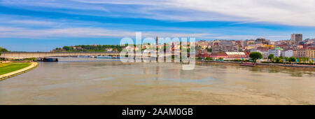 A Belgrado, la capitale della Serbia. Vista panoramica del centro storico con Branko il ponte sul fiume Sava. Immagine Foto Stock