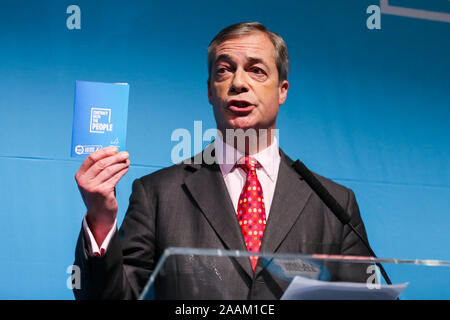 Brexit Party leader Nigel Farage parla mentre si tiene il partito della elezione " contratto " a Londra. Foto Stock