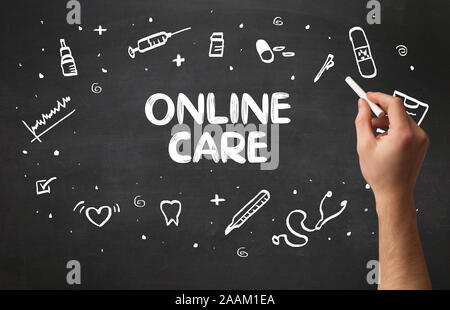 Disegno a mano cura on line iscrizione con gesso bianco sulla lavagna, concetto medico Foto Stock