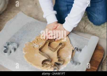 Il bambino fa di panpepato. Nuovo anno e le celebrazioni del Natale. Le idee di natale Foto Stock