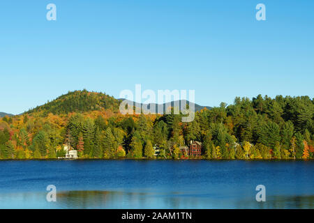 Vista sul lago a specchio, Lake Placid, nello Stato di New York. Foto Stock