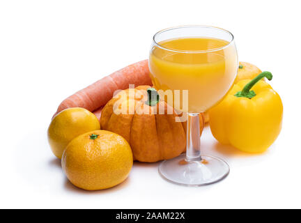 Bicchiere di fresco giallo fatto di succo da diversi ingredienti Foto Stock