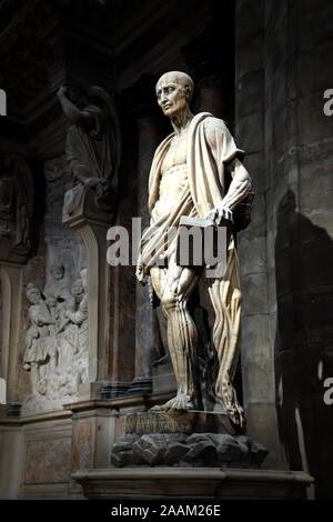 Statua di San Bartolomeo Scorticato tenendo la propria pelle, di Marco d'Agrate, 1652, Duomo di Milano, Italia Foto Stock