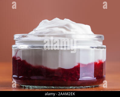 Plain yogurt greco con un delizioso lampone composta come cibo sano Foto Stock