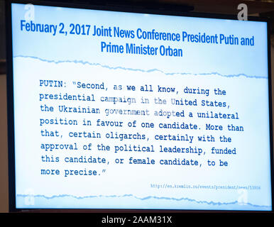 Mostrare che mostra la citazione dal presidente russo Vladimir Putin che è detto per illustrare il russo dis-Informazione relativa all'Ucraina, mostrato durante l'interrogatorio del dottor Fiona Hill, ex Direttore Senior per l Europa e la Russia, il Consiglio di Sicurezza Nazionale (NSC), e David A. Holmes, consigliere politico, Ambasciata degli Stati Uniti a Kiev, Ucraina, a nome del Dipartimento di Stato degli Stati Uniti, come testimoniano durante la US House permanente del Comitato di selezione sulla Intelligence pubblica audizione come studiano l'impeachment del Presidente americano Trump al Campidoglio di Washington il giovedì, Novembre Foto Stock