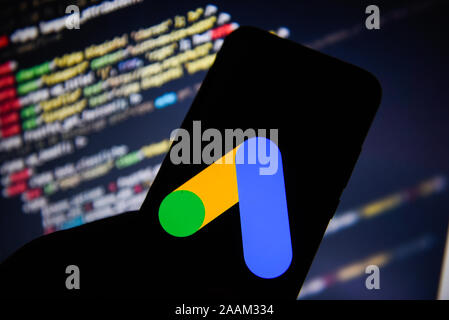 In questa foto illustrazione un annunci Google logo che si vede visualizzato su uno smartphone. Foto Stock