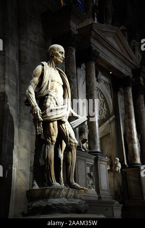 Statua di San Bartolomeo Scorticato tenendo la propria pelle, di Marco d'Agrate, 1652, Duomo di Milano, Italia Foto Stock