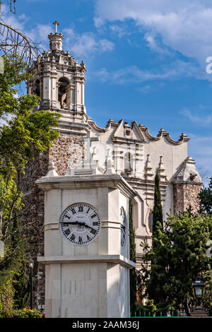 La Chiesa e l'ex-convento di San Francisco in Pachuca, stato di Hidalgo, Messico. La spagnola in stile barocco la chiesa e il chiostro furono costruiti nel 1596. Il chiostro è oggi sede del Museo della Fotografia. Foto Stock