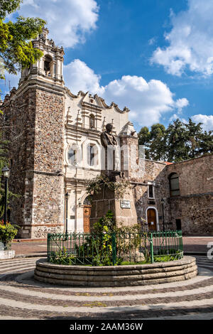 La Chiesa e l'ex-convento di San Francisco in Pachuca, stato di Hidalgo, Messico. La spagnola in stile barocco la chiesa e il chiostro furono costruiti nel 1596. Il chiostro è oggi sede del Museo della Fotografia. Foto Stock