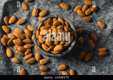 Materie organiche Mandorle sgusciate pronto per uno spuntino sul Foto Stock