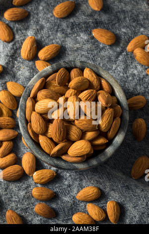 Materie organiche Mandorle sgusciate pronto per uno spuntino sul Foto Stock