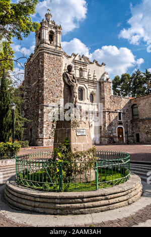 La Chiesa e l'ex-convento di San Francisco in Pachuca, stato di Hidalgo, Messico. La spagnola in stile barocco la chiesa e il chiostro furono costruiti nel 1596. Il chiostro è oggi sede del Museo della Fotografia. Foto Stock