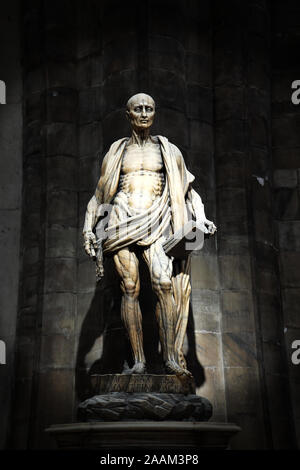 Statua di San Bartolomeo Scorticato tenendo la propria pelle, di Marco d'Agrate, 1652, Duomo di Milano, Italia Foto Stock