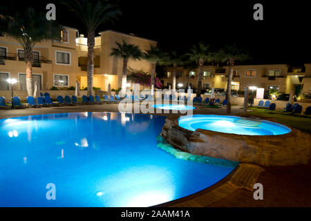 Notte tempo di illuminazione piscina all'Pagona Hotel Apartments, Paphos, Cipro Foto Stock