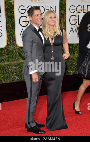 LOS ANGELES, CA - 10 gennaio 2016: Rob Lowe & Sheryl Berkoff presso la 73rd Annuale di Golden Globe Awards presso il Beverly Hilton Hotel. © 2016 Paul Smith / Featureflash Foto Stock