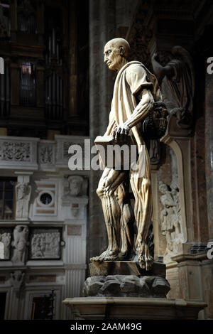 Statua di San Bartolomeo Scorticato tenendo la propria pelle, di Marco d'Agrate, 1652, Duomo di Milano, Italia Foto Stock