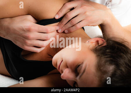Osteopatia trattamento. Spalla dolore. Foto Stock