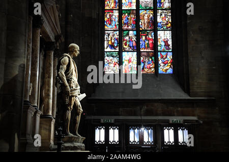 Statua di San Bartolomeo Scorticato tenendo la propria pelle, di Marco d'Agrate, 1652, Duomo di Milano, Italia Foto Stock
