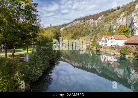 Idillica vista sul villaggio Markt Essing in Baviera, Germania con il fiume Altmuehl e roccie alte in una giornata di sole in autunno Foto Stock