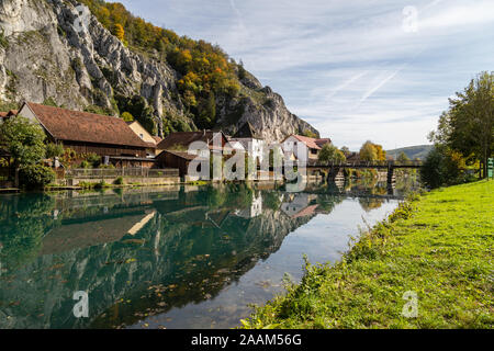 Idillica vista sul villaggio Markt Essing in Baviera, Germania con il fiume Altmuehl e roccie alte in una giornata di sole in autunno Foto Stock