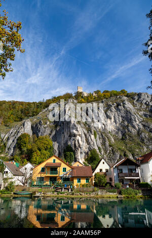 Idillica vista sul villaggio Markt Essing in Baviera, Germania con il fiume Altmuehl e roccie alte in una giornata di sole in autunno Foto Stock