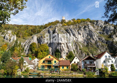 Idillica vista sul villaggio Markt Essing in Baviera, Germania con il fiume Altmuehl e roccie alte in una giornata di sole in autunno Foto Stock