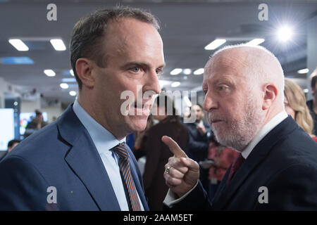 Segretario di Stato per gli affari esteri Dominic Raab (sinistra) e shadow Segretario dei trasporti Andy McDonald uno scambio di vedute al ottagono in Sheffield South Yorkshire, dopo i leader dei quattro principali partiti hanno preso parte alla BBC il Tempo delle Interrogazioni leader dell' speciale. Foto Stock